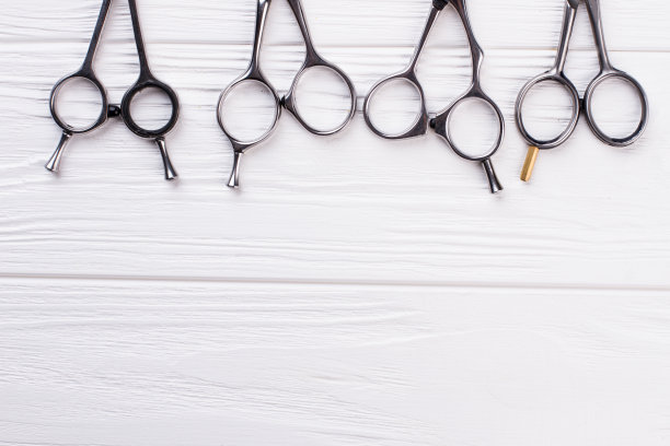 白色木质表面上的金属剪刀。图片下载