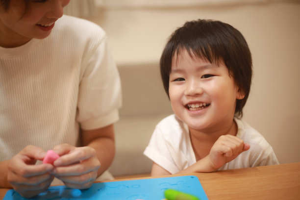 父母和孩子在玩粘土图片下载