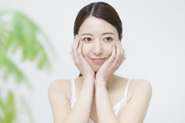 亚洲妇女摸她的脸图片下载