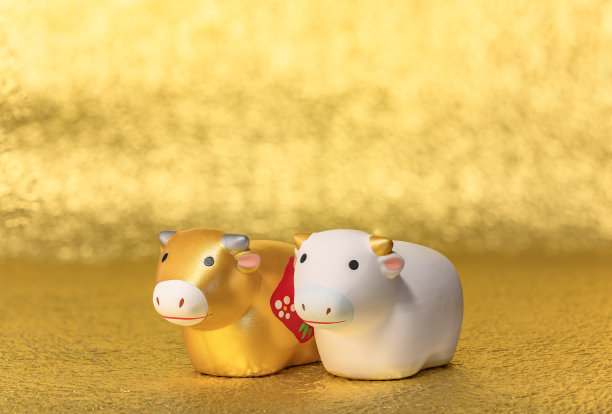 在金色背景上描绘两只牛，代表牛年的贺卡。图片下载