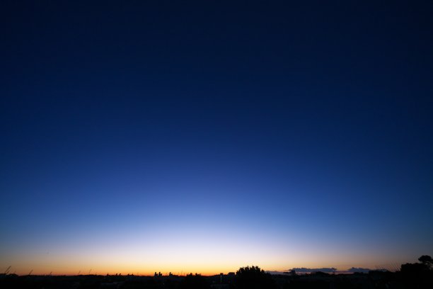 东京冬天黎明时美丽的天空图片下载