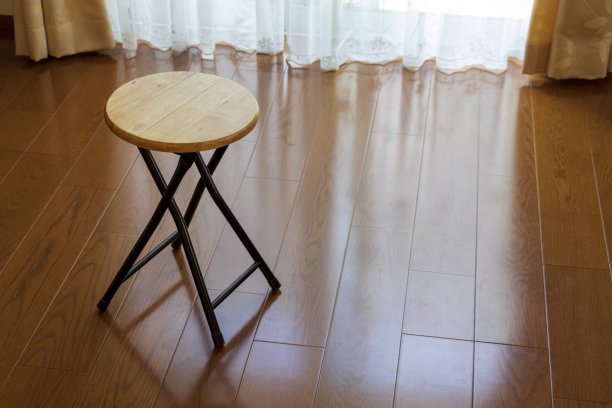 房间里有一把折叠椅图片下载