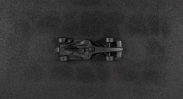 黑色背景上的黑色玩具赛车图片下载