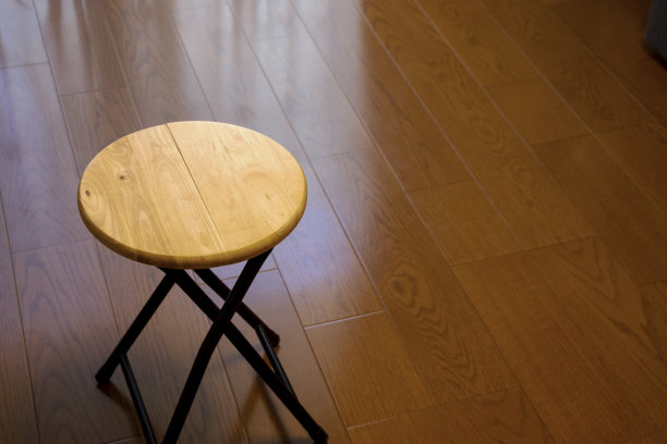 木质地板上的折叠凳子图片下载