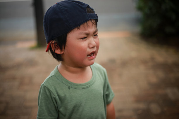 哭泣的男孩图片下载