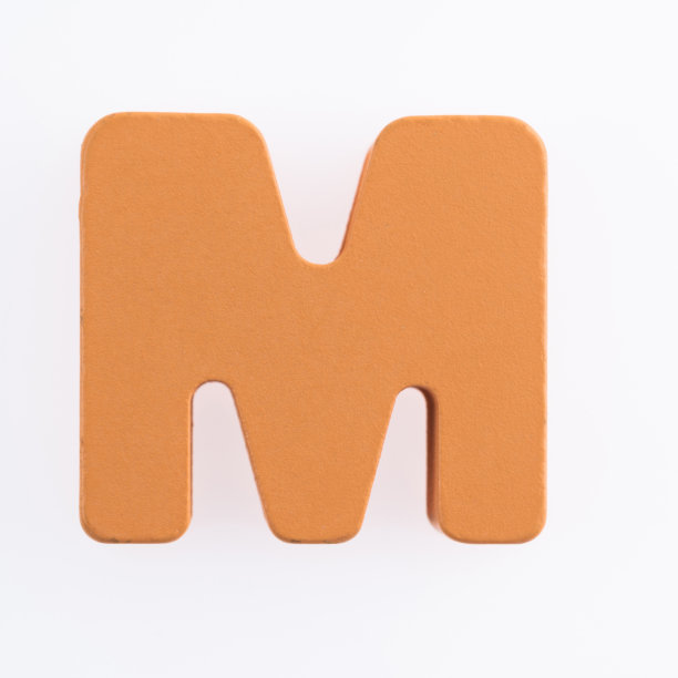 白色背景上的木制字母M图片下载