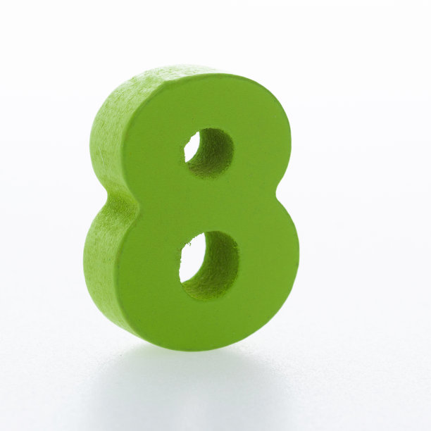 白色背景上的木质8号图片下载