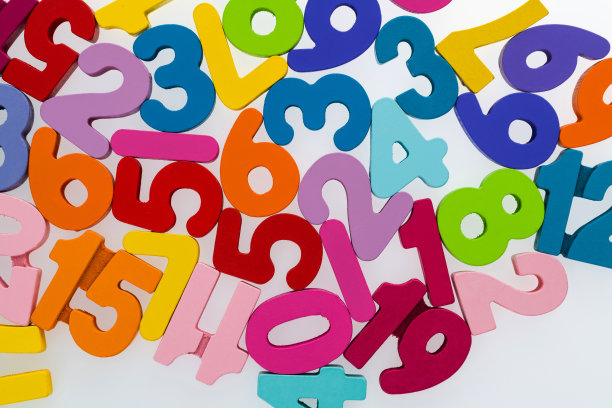 白色背景上的一堆木头数字图片下载