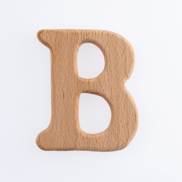 白色背景上的木制字母B图片下载