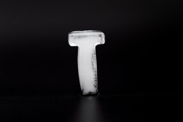 黑色背景上的冰字母T图片下载