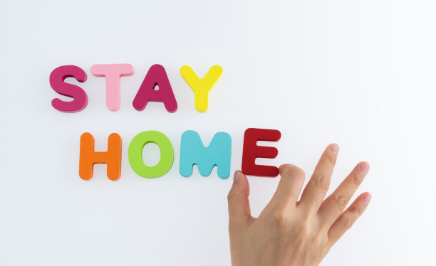 白色背景下的木制文本留在家里图片下载