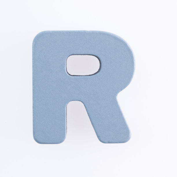 白色背景上的木制字母R图片下载