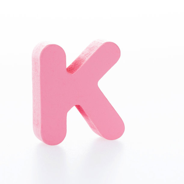 白色背景上的木制字母K图片下载