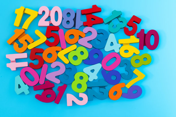 蓝色背景上的一堆木头数字图片下载