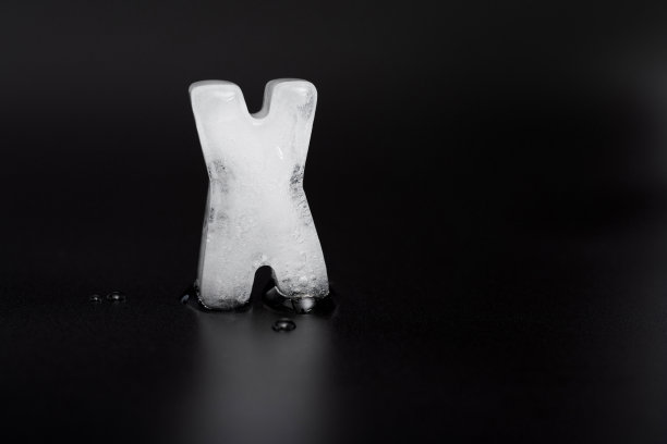 黑色背景上的冰字母X图片下载