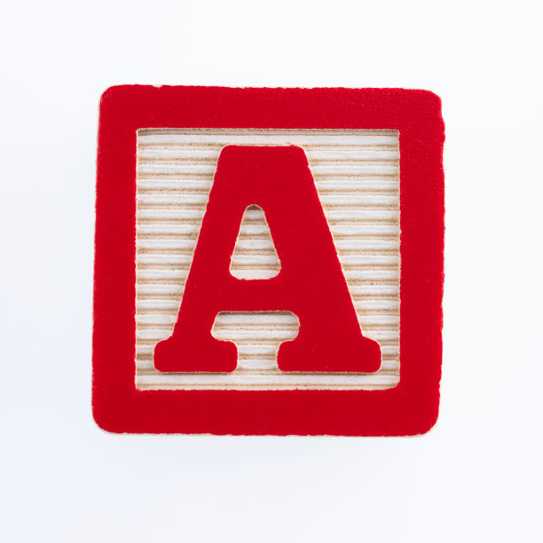 白色背景上有字母A的木块图片下载