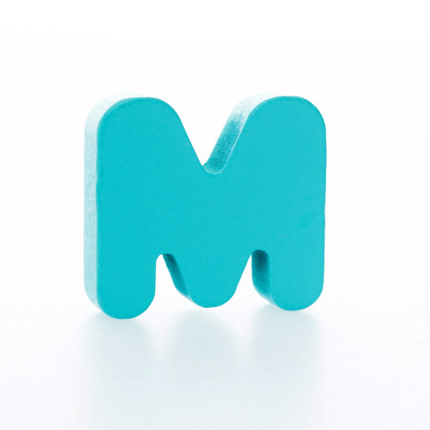 白色背景上的木制字母M图片下载