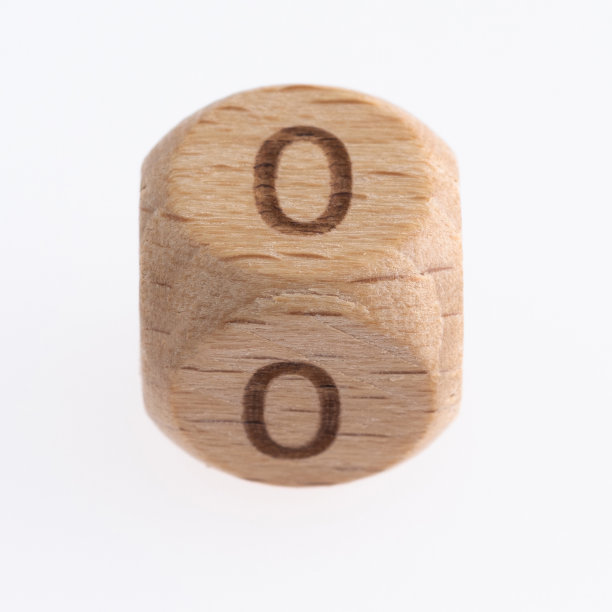 白色背景上有字母O的木粒图片下载