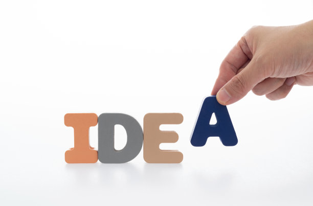 人的手拼写单词的想法与玩具积木图片下载