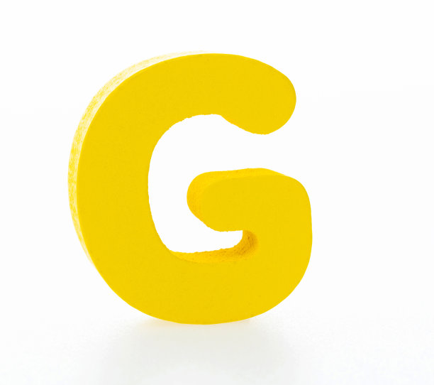 白色背景上的木制字母G图片下载