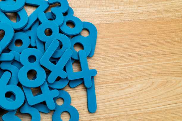 桌子上堆着一堆泡沫数字图片下载