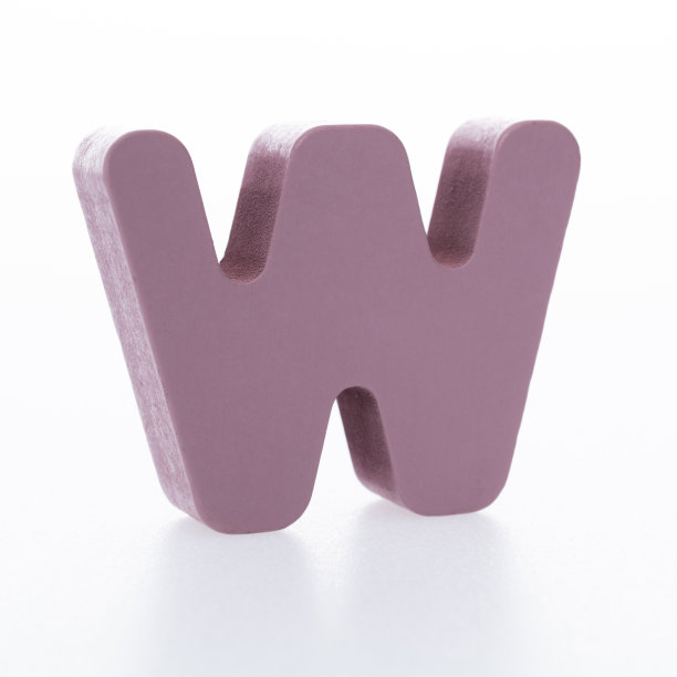 白色背景上的木制字母W图片下载