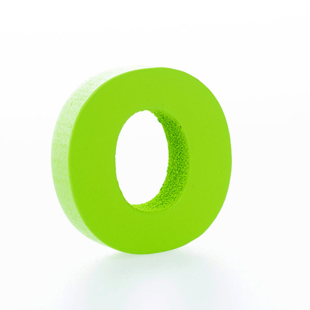 白色背景上的木制字母O图片下载