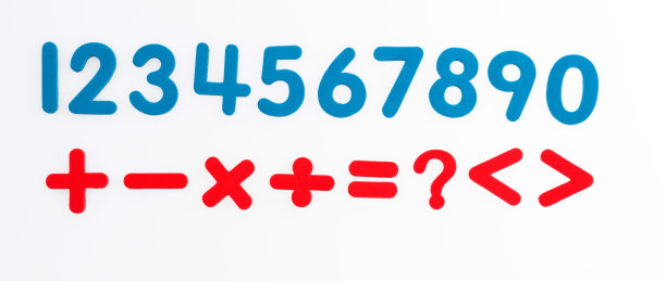 白色背景上的泡沫数字和数学符号图片下载