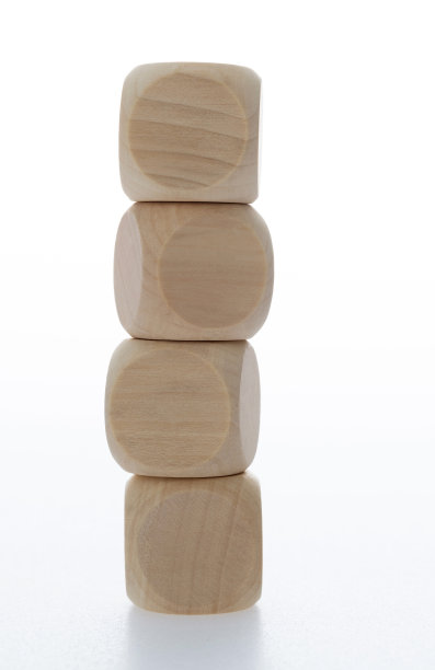 白色背景上的四个空白骰子图片下载