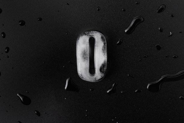 黑色背景上的冰字母O图片下载