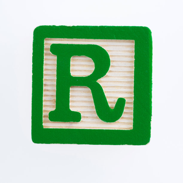 白色背景上有字母R的木块图片下载