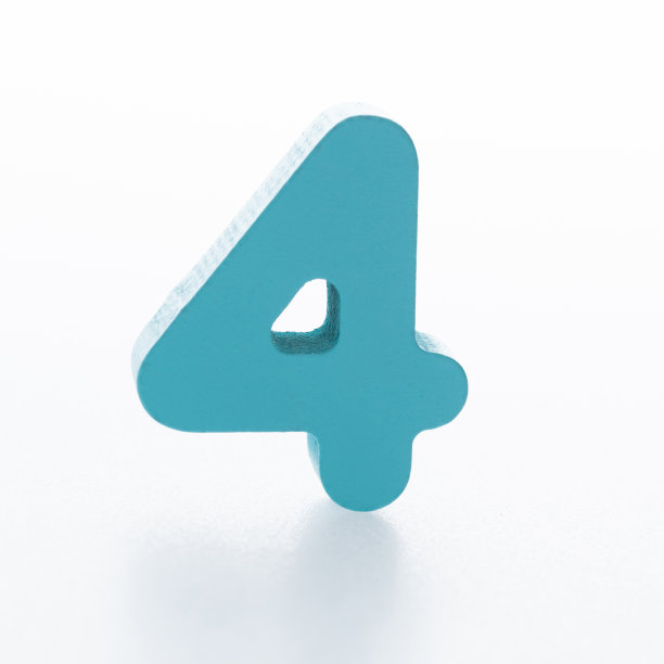 白色背景上的木质4号图片下载