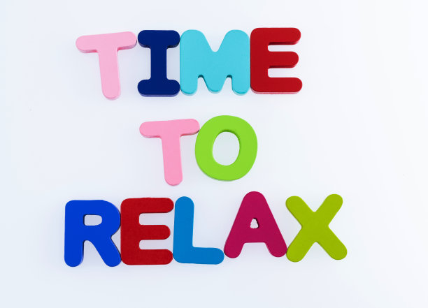 木质文字时间放松在白色背景上图片下载