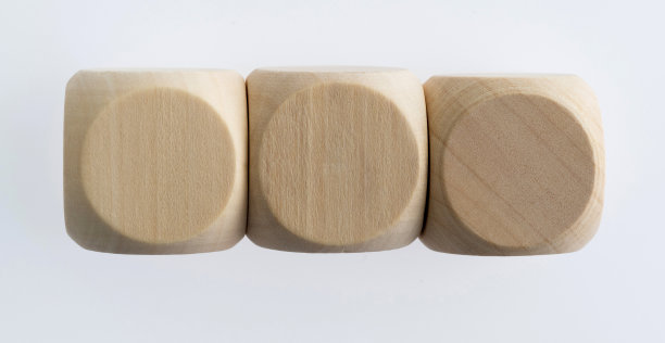 白色背景上的三个空白骰子图片下载