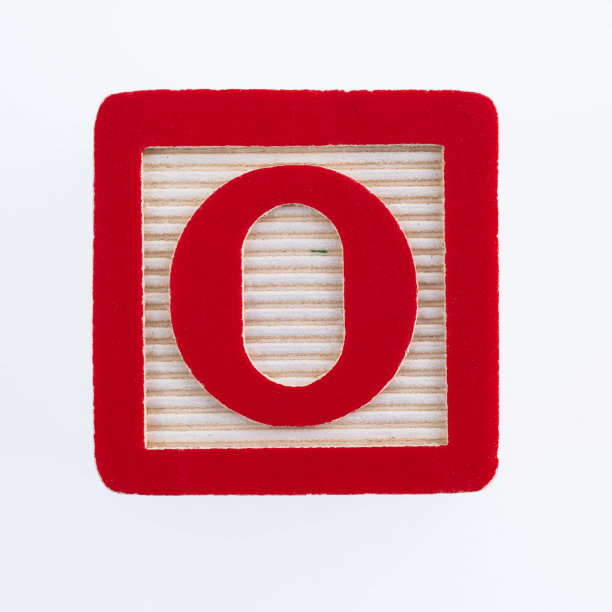 白色背景上带有字母O的木块图片下载
