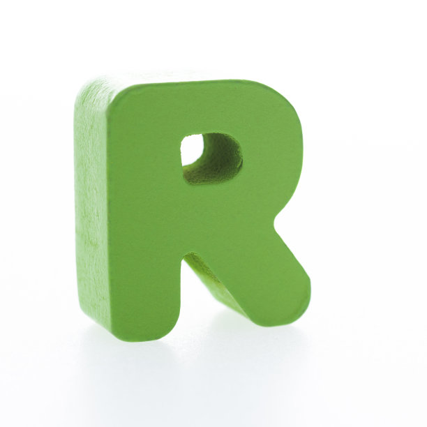 白色背景上的木制字母R图片下载