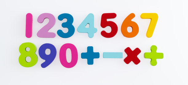 白色背景上的木制数字和数学符号图片下载