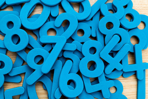 桌子上堆着一堆泡沫数字图片下载