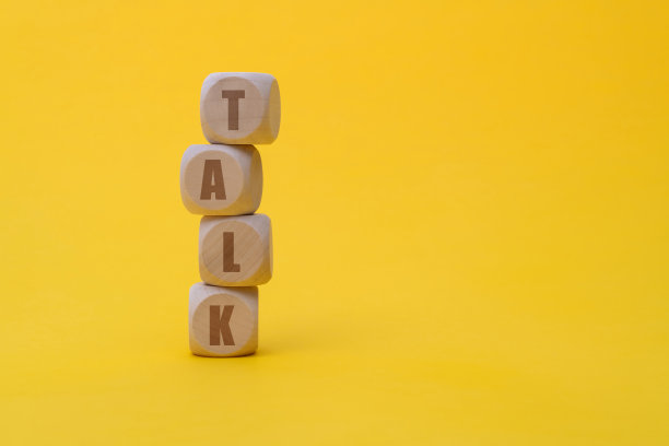 黄色背景上有文字对话的木制立方体图片下载