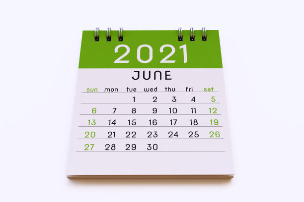 6月2021年日历记事本页在深绿色，孤立在白色的背景图片下载