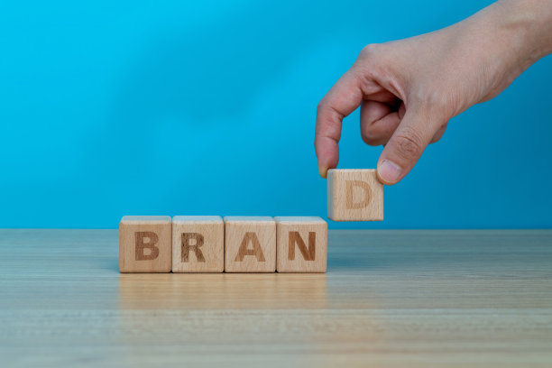 人的手拼字品牌与玩具积木图片下载