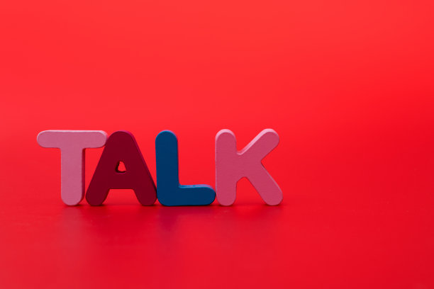 红色背景上的木话图片下载