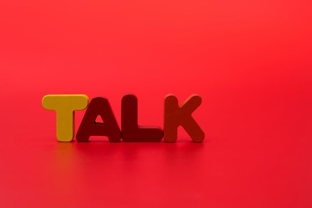 红色背景上的木话图片下载