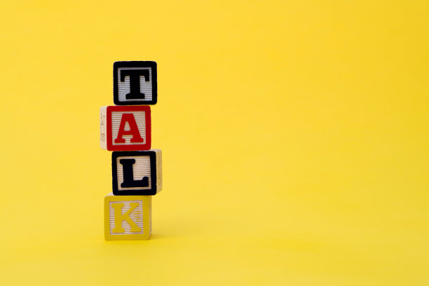 黄色背景上有文字对话的木制立方体图片下载