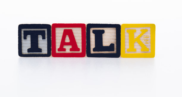 白色背景上带有文字对话的木制立方体图片下载