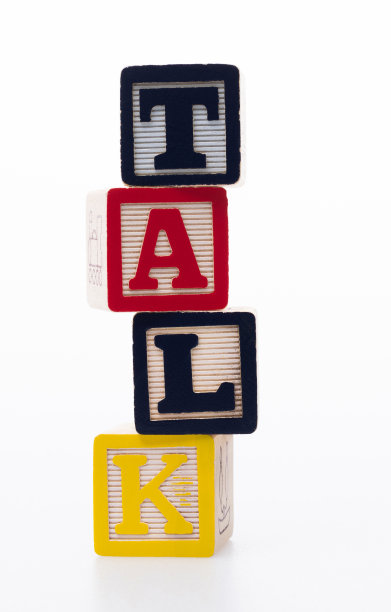 白色背景上带有文字对话的木制立方体图片下载