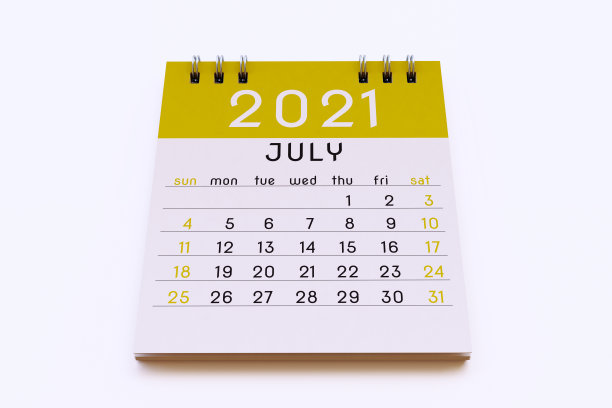7月2021年日历记事本页黄色，孤立在白色背景图片下载