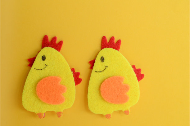 两只可爱的黄色毛毡鸡手工制作，diy，儿童复活节工艺品，复制空间，有趣的手工创意图片下载