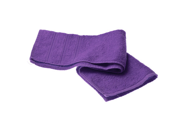 一条毛绒绒的彩色毛巾，孤立在白色背景上图片下载