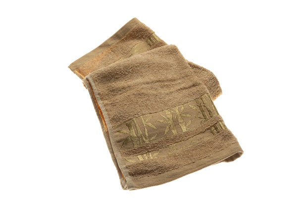 一条毛绒绒的彩色毛巾，孤立在白色背景上图片下载